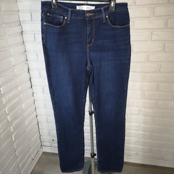 Signature Levi's Ladies Size 12M Medium Wash Mid Rise Straight Leg Jeans - Picture 1 of 14